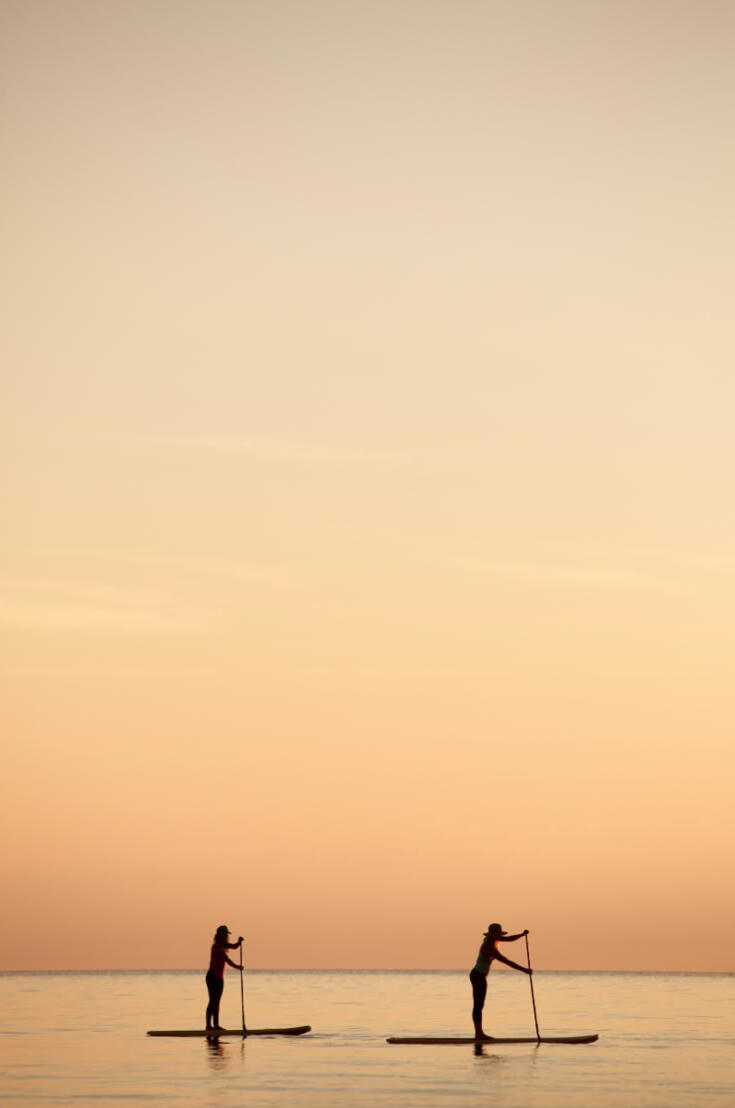 paddle surf en ibiza y formenter a bordo de velero paradise a la puesta de sol de forma consciente y sostenible actividades de yoga, wellness, minfulness y meditación en un velero en las playas de ibiza y formentera mientras navegamos y hacemos turismo local y responsable